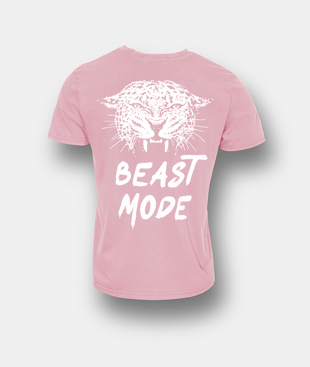 Pinkfarbenes T-Shirt mit weißer Grafik einer knurrenden Raubkatze und der Aufschrift BEAST MODE auf dem Rücken.